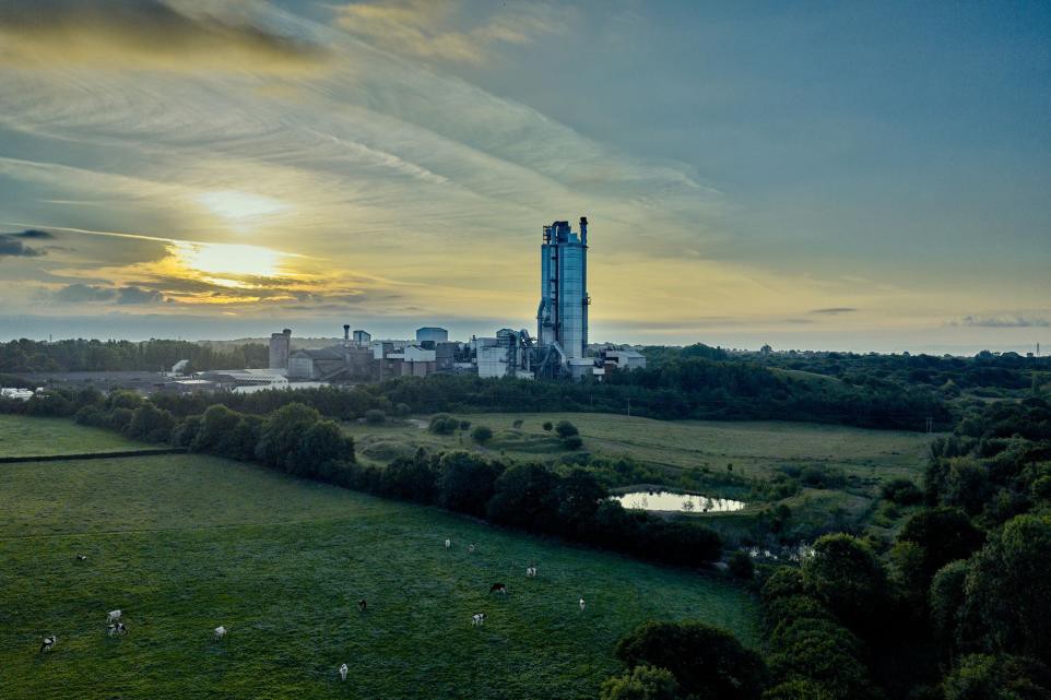UK pioneers carbon capture with construction deal